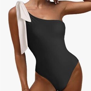 🌸1NEW Black and White Swimsuit 🩱 Sz Small With Tags.